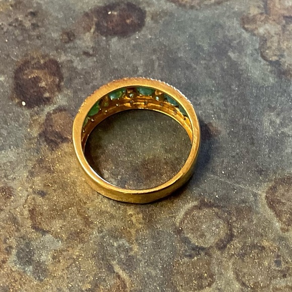 14kt Band Ring with Green and white Gemstone Inlay - Picture 4 of 4